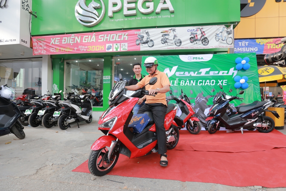 Lô xe máy điện Pega NewTech đầu tiên đến tay khách hàng lo xe pega newtech dau tien chinh thuc den tay khach hang
