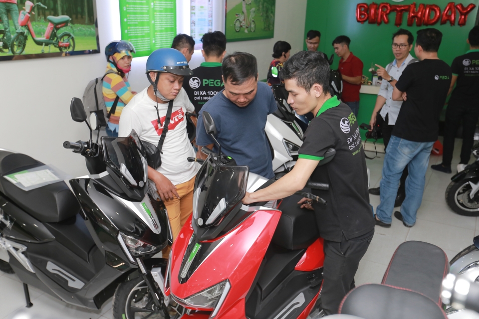 Lô xe máy điện Pega NewTech đầu tiên đến tay khách hàng lo xe pega newtech dau tien chinh thuc den tay khach hang