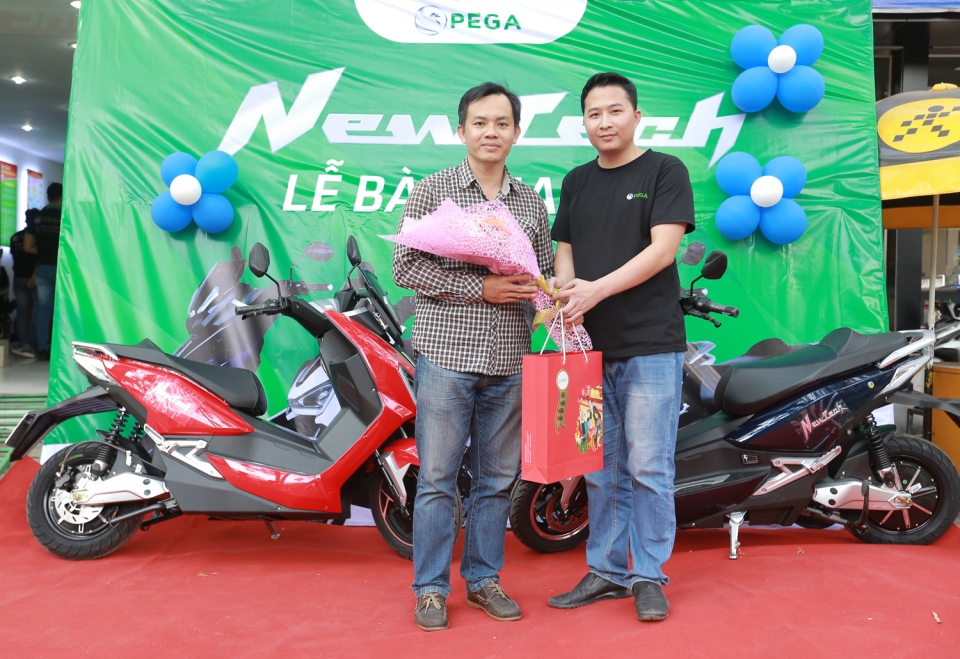 Lô xe máy điện Pega NewTech đầu tiên đến tay khách hàng lo xe pega newtech dau tien chinh thuc den tay khach hang