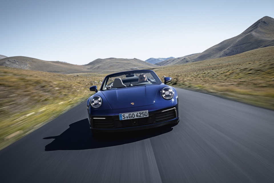Porsche 911 Cabriolet thế hệ thứ 8 ra mắt, giá từ 8,5 tỷ đồng porsche 911 cabriolet the he thu 8 ra mat nhan dat hang tu hom nay