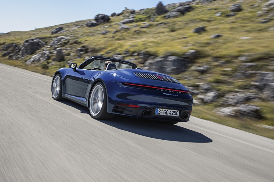 Porsche 911 Cabriolet thế hệ thứ 8 ra mắt, giá từ 8,5 tỷ đồng porsche 911 cabriolet the he thu 8 ra mat nhan dat hang tu hom nay