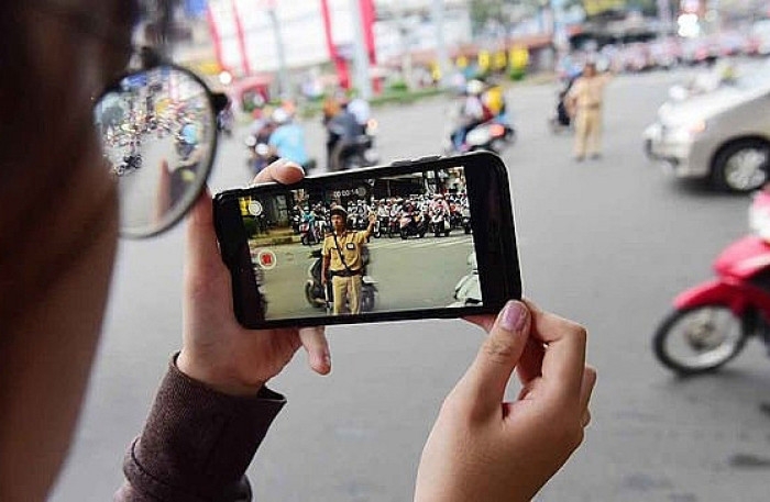 Người dân được phép ghi âm, ghi hình Cảnh sát giao thông đang làm nhiệm vụ nguoi dan duoc phep ghi am ghi hinh canh sat giao thong dang lam nhiem vu