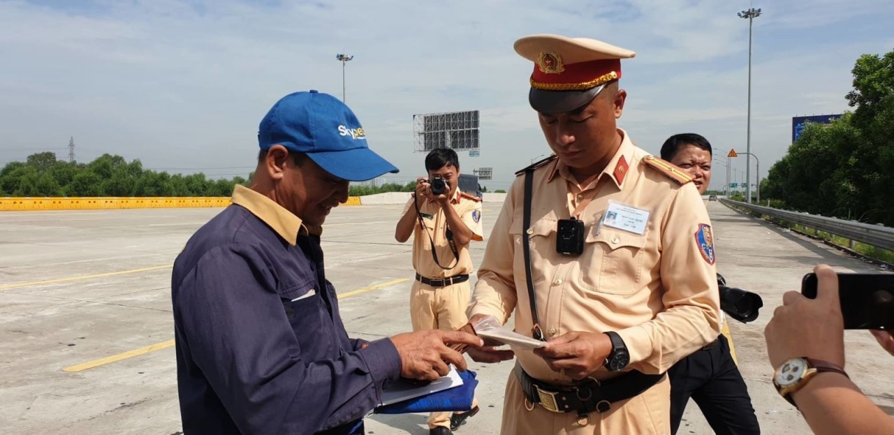 nguoi dan duoc phep ghi am ghi hinh canh sat giao thong dang lam nhiem vu