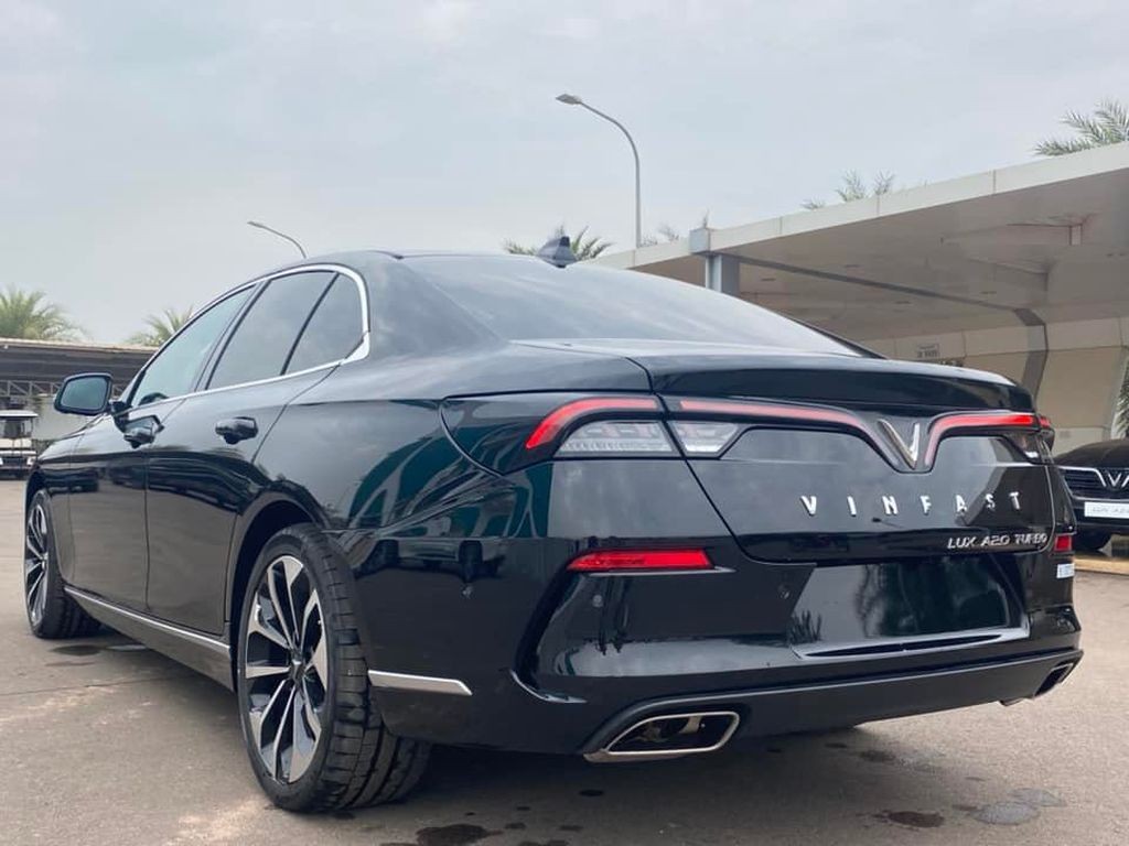VinFast Lux A2.0 và President đặt chân đến Lào VinFast Lux A2.0 và President đặt chân đến Lào