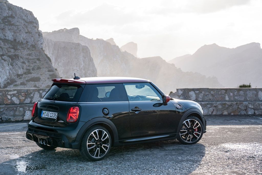 Bộ đôi MINI John Cooper Works 3 cửa và bản Convertible ra mắt Việt Nam Bộ đôi MINI John Cooper Works 3 cửa và bản Convertible ra mắt Việt Nam