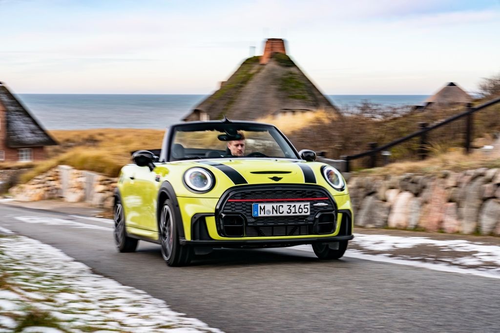 Bộ đôi MINI John Cooper Works 3 cửa và bản Convertible ra mắt Việt Nam Bộ đôi MINI John Cooper Works 3 cửa và bản Convertible ra mắt Việt Nam