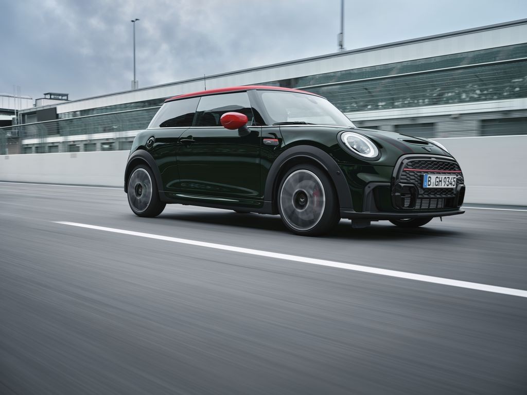 Bộ đôi MINI John Cooper Works 3 cửa và bản Convertible ra mắt Việt Nam Bộ đôi MINI John Cooper Works 3 cửa và bản Convertible ra mắt Việt Nam