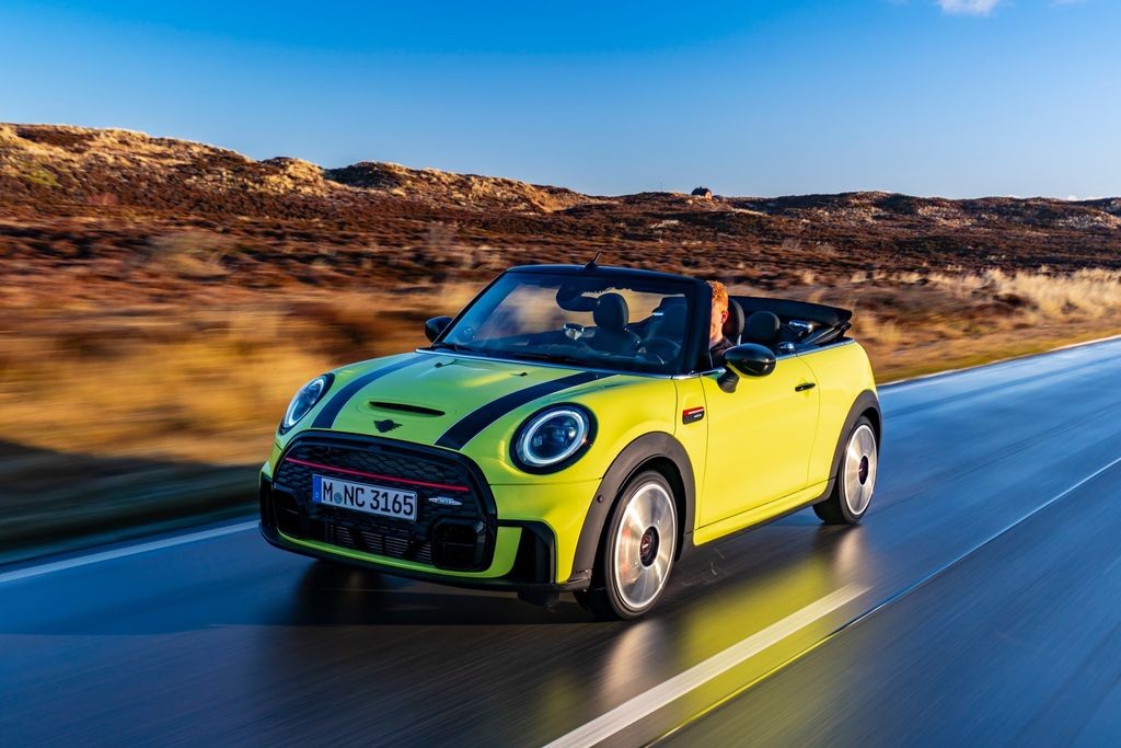 Bộ đôi MINI John Cooper Works 3 cửa và bản Convertible ra mắt Việt Nam Bộ đôi MINI John Cooper Works 3 cửa và bản Convertible ra mắt Việt Nam