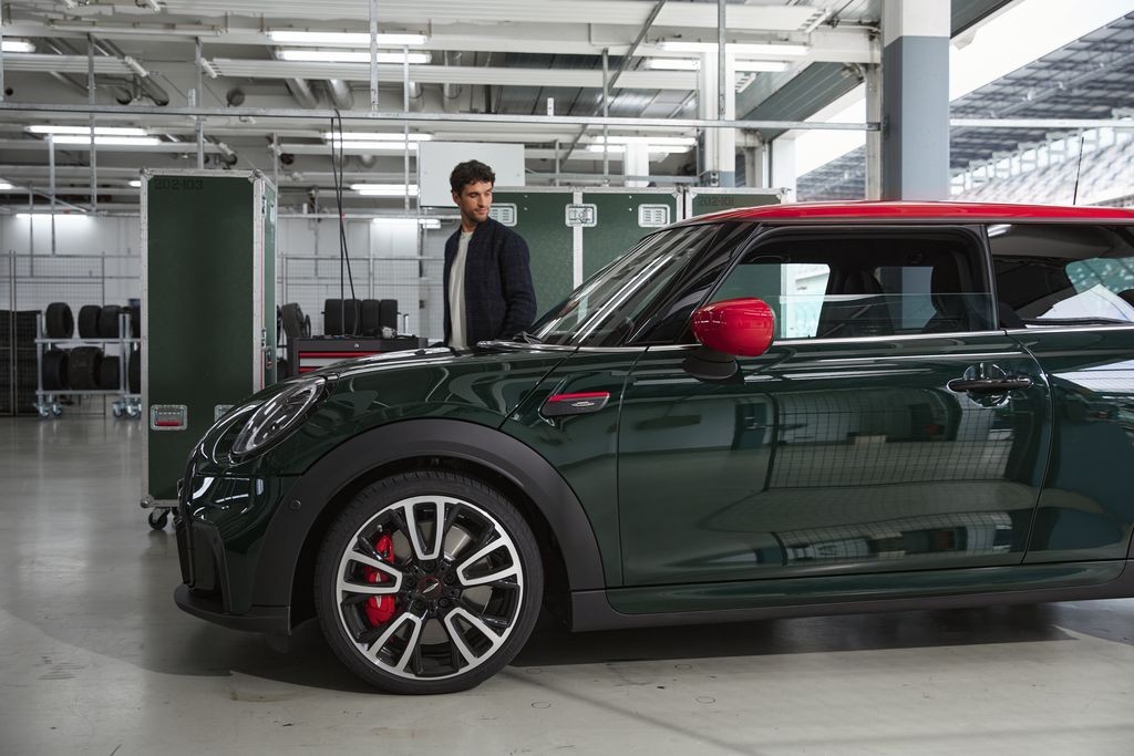 Bộ đôi MINI John Cooper Works 3 cửa và bản Convertible ra mắt Việt Nam Bộ đôi MINI John Cooper Works 3 cửa và bản Convertible ra mắt Việt Nam