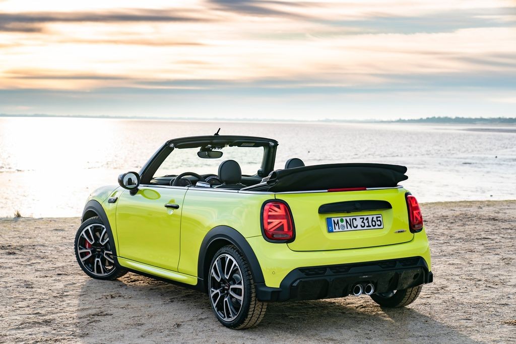 Bộ đôi MINI John Cooper Works 3 cửa và bản Convertible ra mắt Việt Nam Bộ đôi MINI John Cooper Works 3 cửa và bản Convertible ra mắt Việt Nam