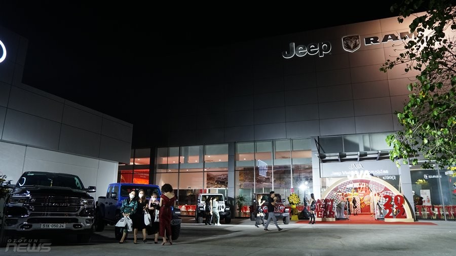 Jeep khai trương showroom 3S lớn nhất Việt Nam Jeep khai trương showroom 3S lớn nhất Việt Nam