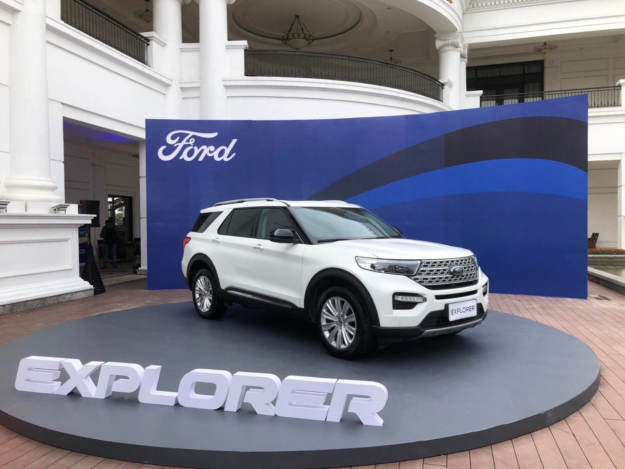 Sức mua giảm, Ford Explorer giảm giá 100 triệu đồng tại đại lý Sức mua giảm, Ford Explorer giảm giá 100 triệu đồng tại đại lý