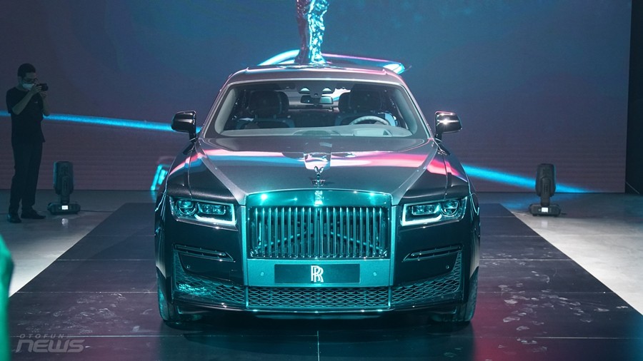 Cận cảnh Rolls-Royce Ghost Black Badge 2022 đầu tiên tại Việt Nam