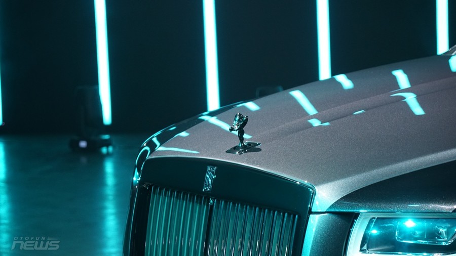 Cận cảnh Rolls-Royce Ghost Black Badge 2022 đầu tiên tại Việt Nam