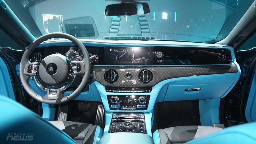 Cận cảnh Rolls-Royce Ghost Black Badge 2022 đầu tiên tại Việt Nam