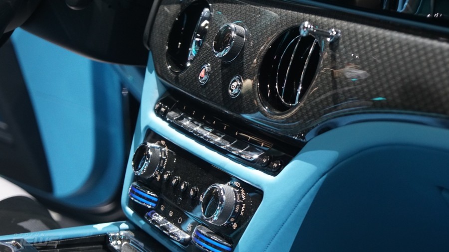 Cận cảnh Rolls Royce Ghost Black Badge 2022 đầu tiên tại Việt Nam