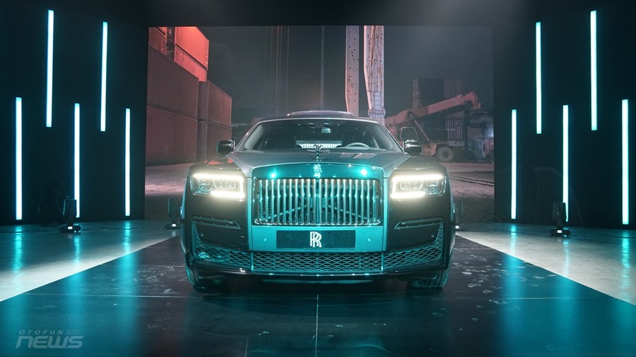 Cận cảnh Rolls Royce Ghost Black Badge 2022 đầu tiên tại Việt Nam
