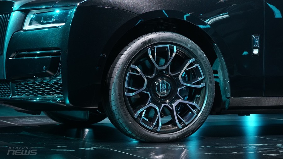 Cận cảnh Rolls Royce Ghost Black Badge 2022 đầu tiên tại Việt Nam