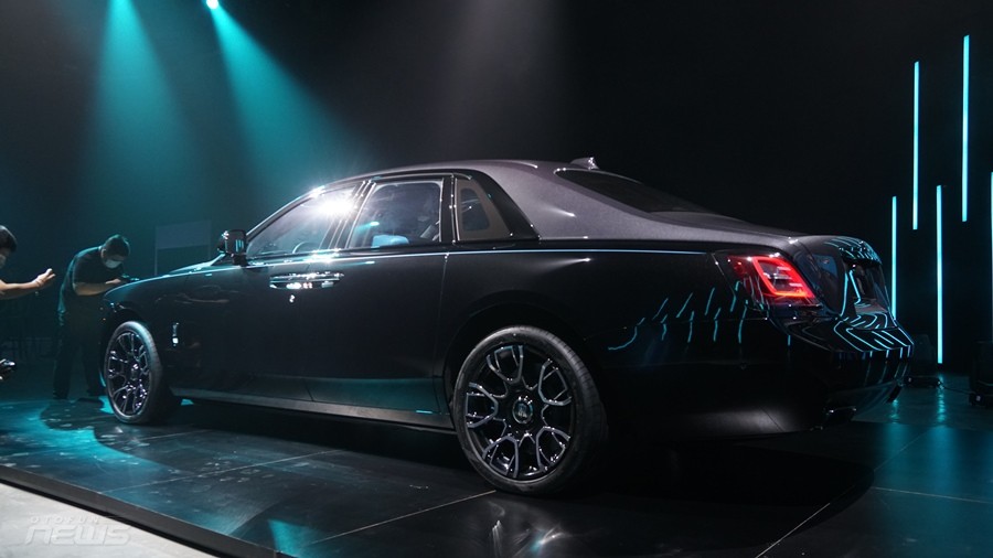 Cận cảnh Rolls Royce Ghost Black Badge 2022 đầu tiên tại Việt Nam