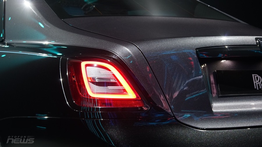 Cận cảnh Rolls-Royce Ghost Black Badge 2022 đầu tiên tại Việt Nam