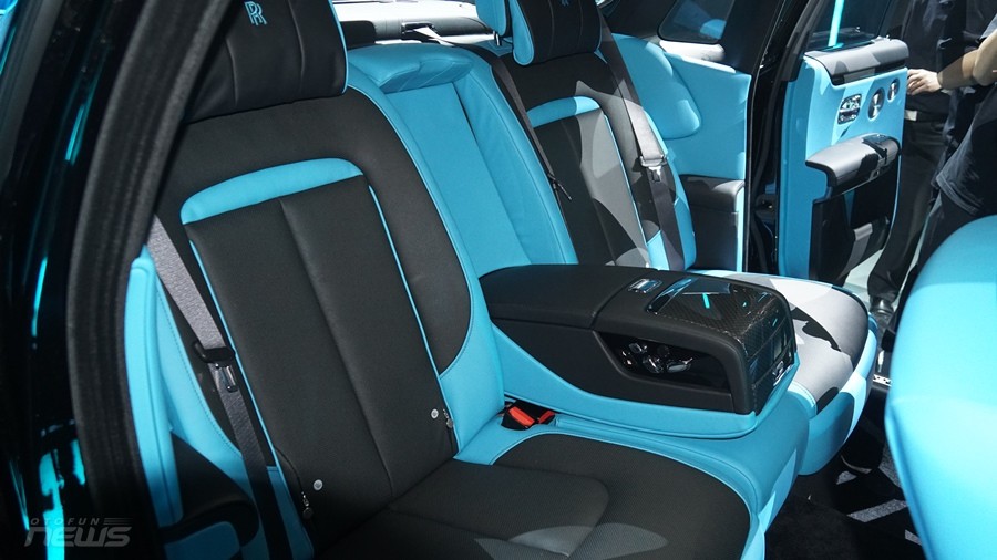 Cận cảnh Rolls-Royce Ghost Black Badge 2022 đầu tiên tại Việt Nam