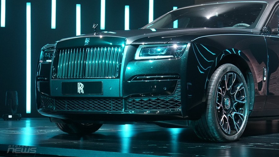 Cận cảnh Rolls Royce Ghost Black Badge 2022 đầu tiên tại Việt Nam