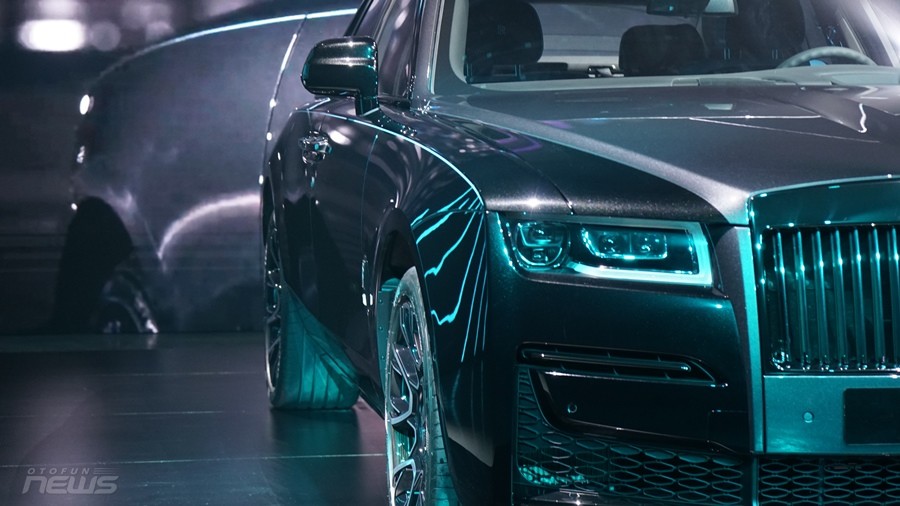 Cận cảnh Rolls-Royce Ghost Black Badge 2022 đầu tiên tại Việt Nam