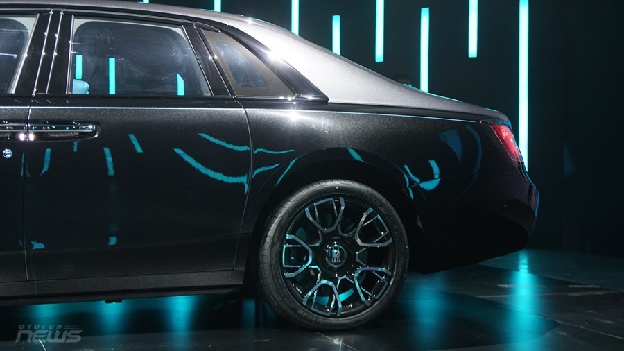 Cận cảnh Rolls Royce Ghost Black Badge 2022 đầu tiên tại Việt Nam