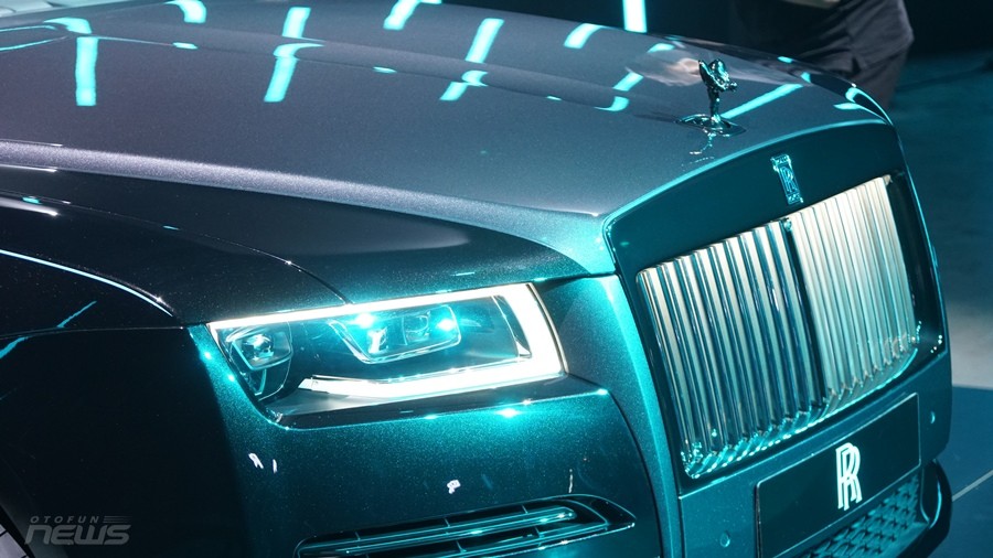 Cận cảnh Rolls-Royce Ghost Black Badge 2022 đầu tiên tại Việt Nam