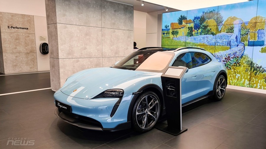 Cận cảnh Porsche Taycan Cross Turismo tại Việt Nam