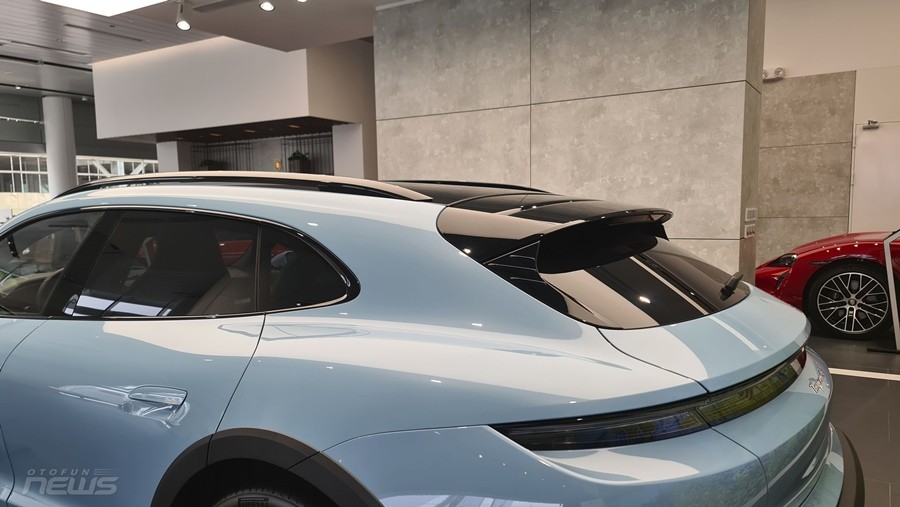 Cận cảnh Porsche Taycan Cross Turismo tại Việt Nam