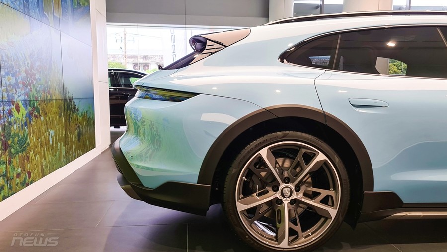 Cận cảnh Porsche Taycan Cross Turismo tại Việt Nam
