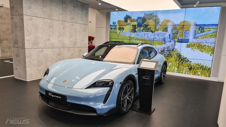 Cận cảnh Porsche Taycan Cross Turismo tại Việt Nam