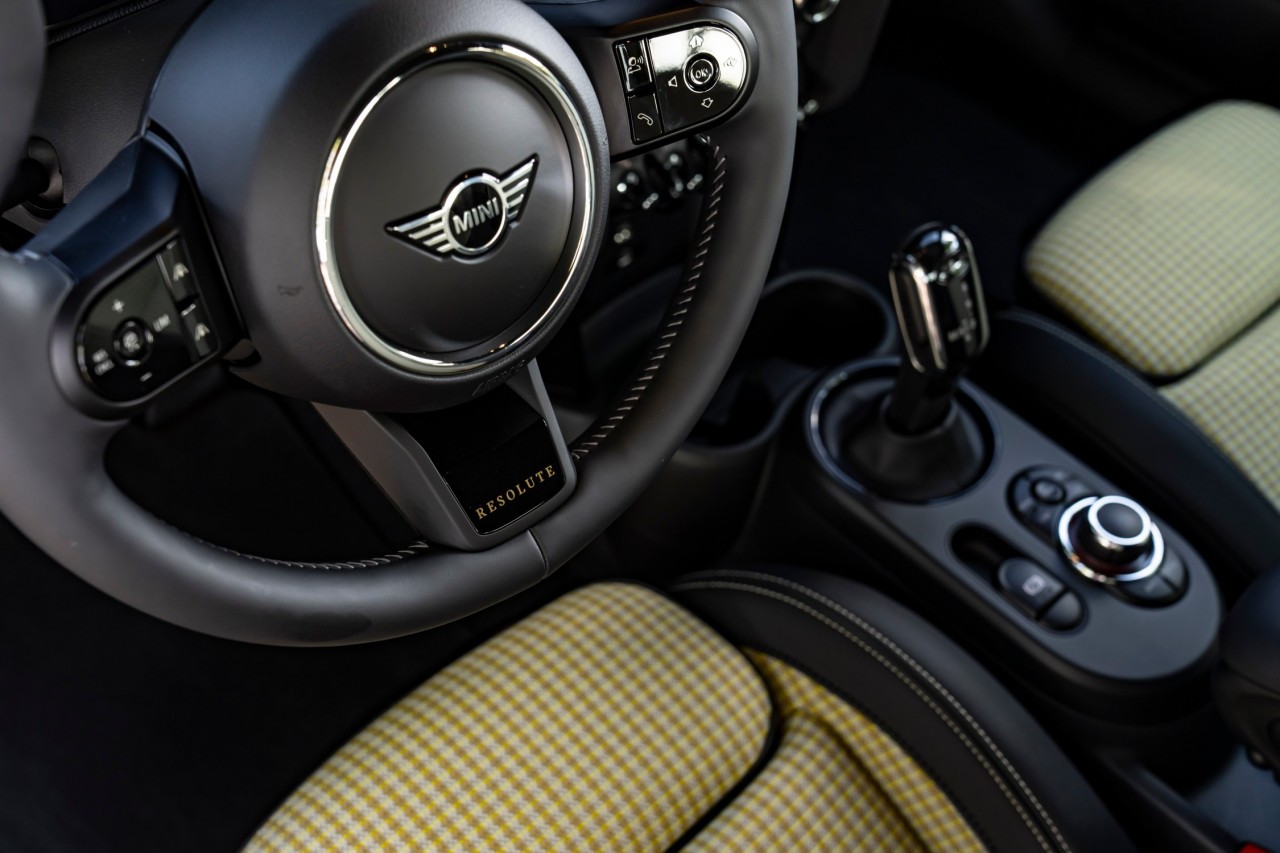 Mini Cooper S 3 Cửa Resolute Edition về Việt Nam với giá 2,3 tỉ đồng Mini Cooper S 3 Cửa Resolute Edition về Việt Nam với giá 2,3 tỉ đồng