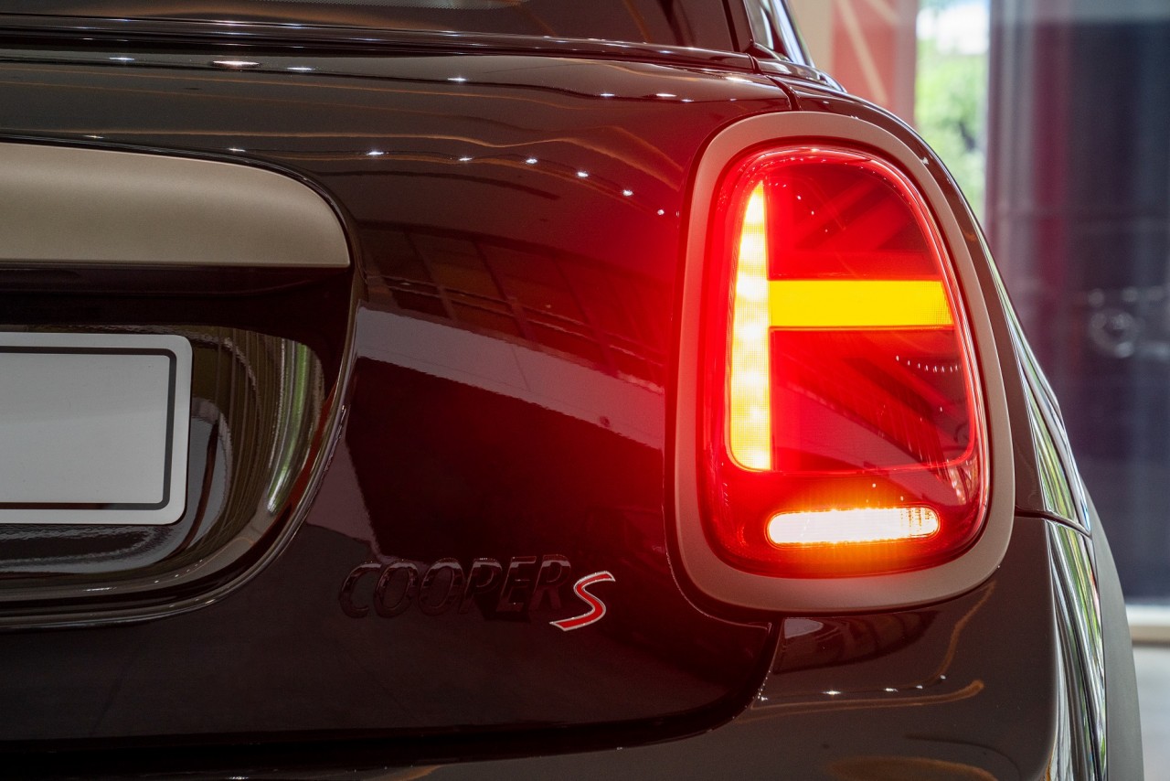 Mini Cooper S 3 Cửa Resolute Edition về Việt Nam với giá 2,3 tỉ đồng Mini Cooper S 3 Cửa Resolute Edition về Việt Nam với giá 2,3 tỉ đồng