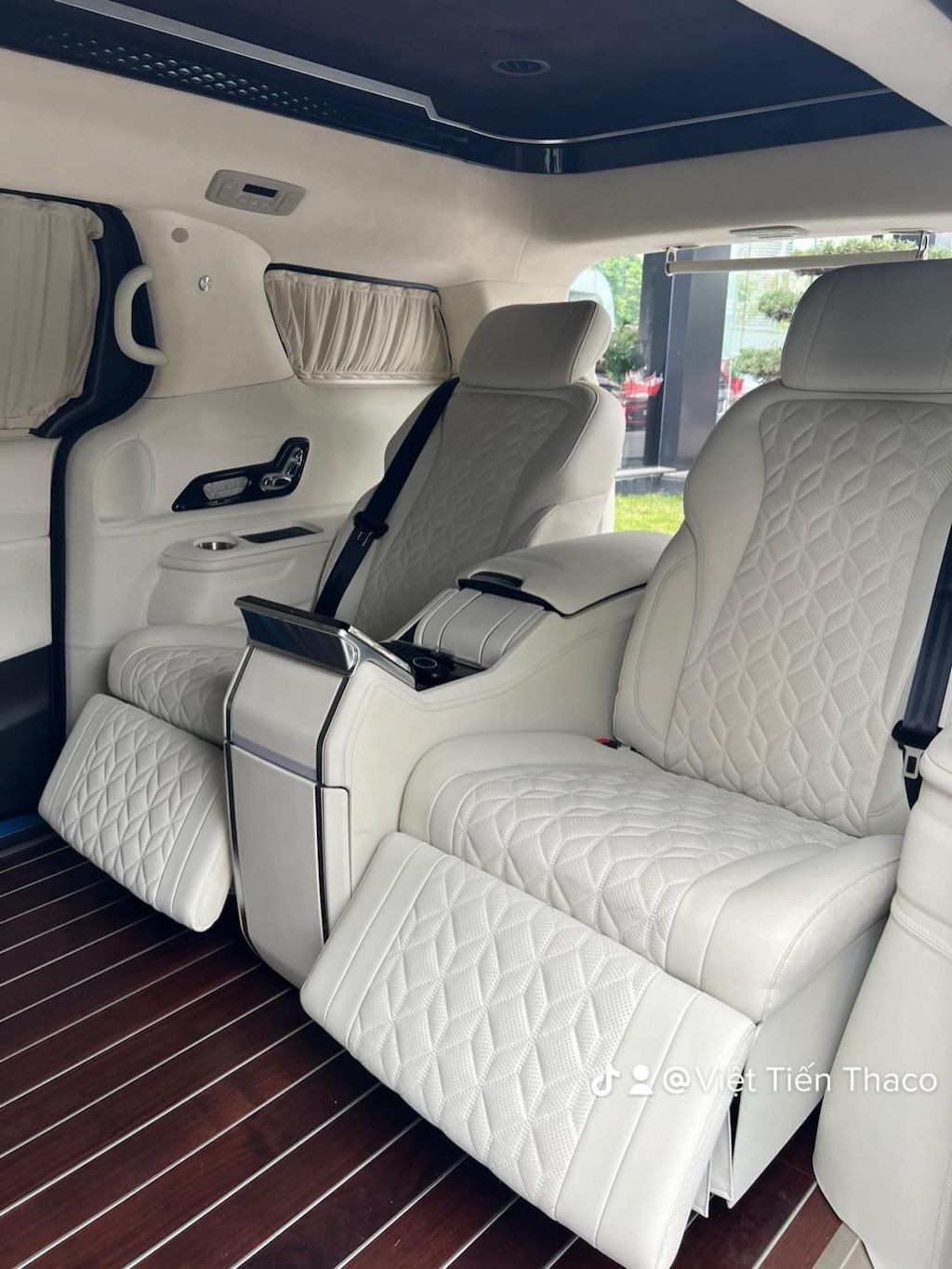 Kia Carnival Royal 2023 về đại lý với giá 2,679 tỷ đồng Kia Carnival Royal 2023 về đại lý với giá 2,679 tỷ đồng