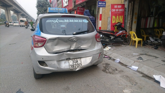 Hà Nội: Camry đâm hàng loạt phương tiện, 5 người bị thương ha noi camry dam hang loat phuong tien 5 nguoi bi thuong