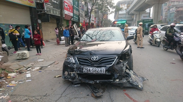 Hà Nội: Camry đâm hàng loạt phương tiện, 5 người bị thương