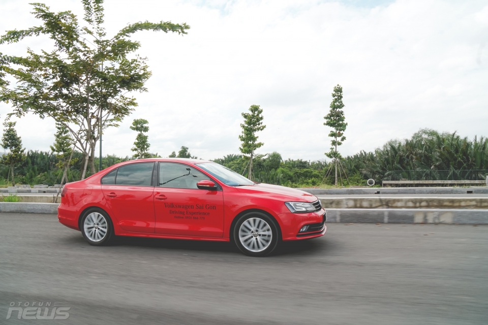 Trải nghiệm nhanh Volkswagen Jetta: Đầm chắc nhưng cách âm chưa tốt trai nghiem nhanh volkswagen jetta dam chac nhung cach am chua tot