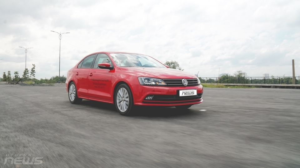 Trải nghiệm nhanh Volkswagen Jetta: Đầm chắc nhưng cách âm chưa tốt