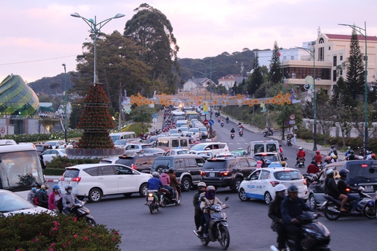 Mùng 5 Tết, Đà Lạt kẹt cứng mung 5 tet da lat ket cung