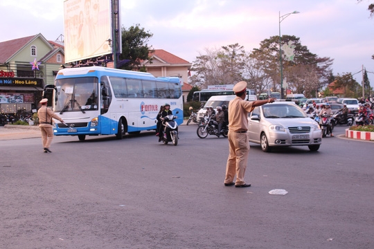 Mùng 5 Tết, Đà Lạt kẹt cứng mung 5 tet da lat ket cung