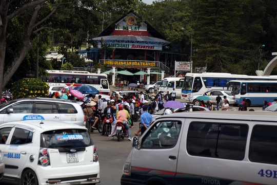 Mùng 5 Tết, Đà Lạt kẹt cứng mung 5 tet da lat ket cung