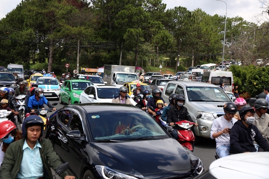 Mùng 5 Tết, Đà Lạt kẹt cứng mung 5 tet da lat ket cung