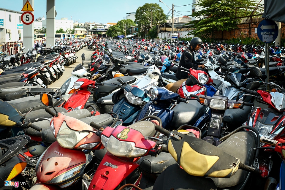 Người dân lỉnh kỉnh trở về TP Hồ Chí Minh dưới cái nắng 35 độ C nguoi dan linh kinh tro ve tp ho chi minh duoi cai nang 35 do c