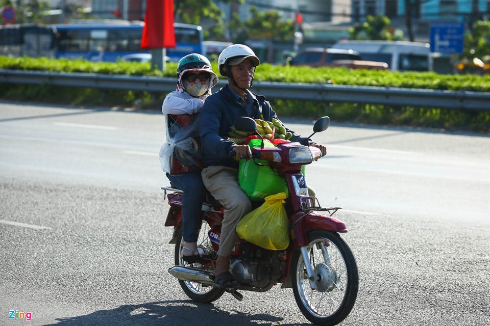 Người dân lỉnh kỉnh trở về TP Hồ Chí Minh dưới cái nắng 35 độ C nguoi dan linh kinh tro ve tp ho chi minh duoi cai nang 35 do c
