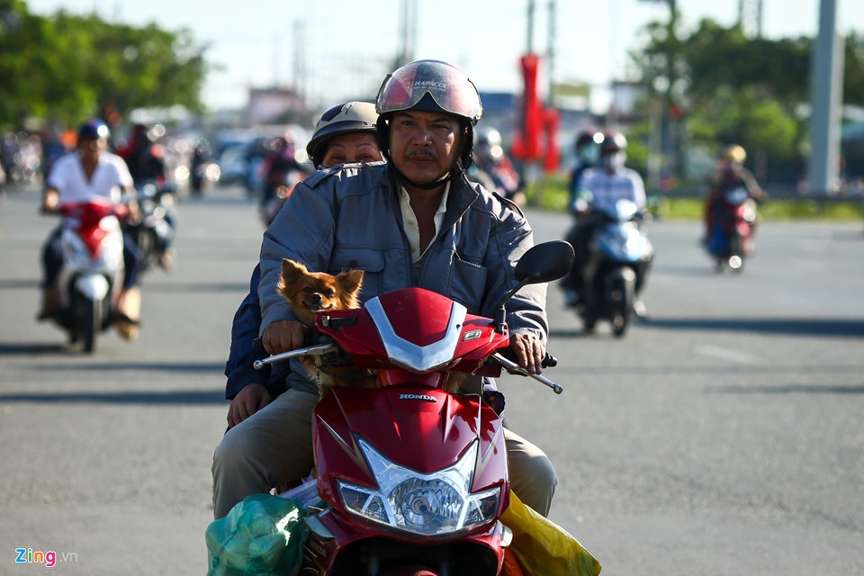 Người dân lỉnh kỉnh trở về TP Hồ Chí Minh dưới cái nắng 35 độ C nguoi dan linh kinh tro ve tp ho chi minh duoi cai nang 35 do c