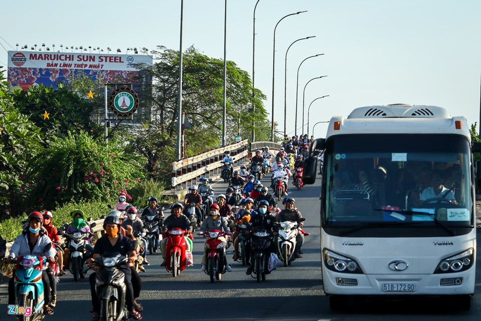 Người dân lỉnh kỉnh trở về TP Hồ Chí Minh dưới cái nắng 35 độ C nguoi dan linh kinh tro ve tp ho chi minh duoi cai nang 35 do c