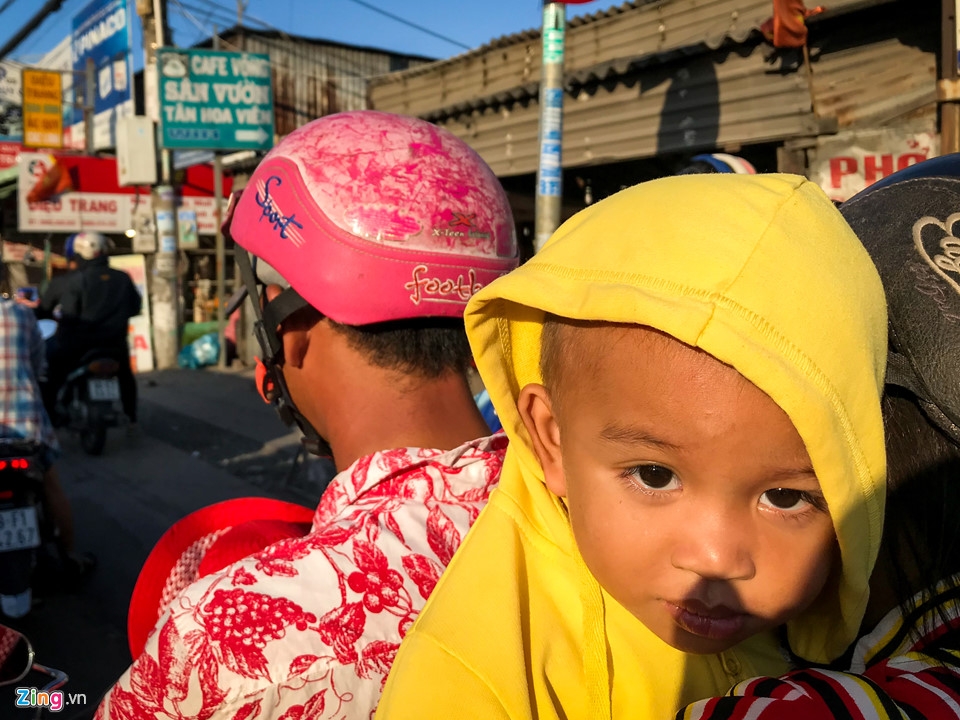 Người dân lỉnh kỉnh trở về TP Hồ Chí Minh dưới cái nắng 35 độ C nguoi dan linh kinh tro ve tp ho chi minh duoi cai nang 35 do c