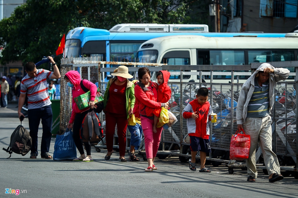 Người dân lỉnh kỉnh trở về TP Hồ Chí Minh dưới cái nắng 35 độ C nguoi dan linh kinh tro ve tp ho chi minh duoi cai nang 35 do c